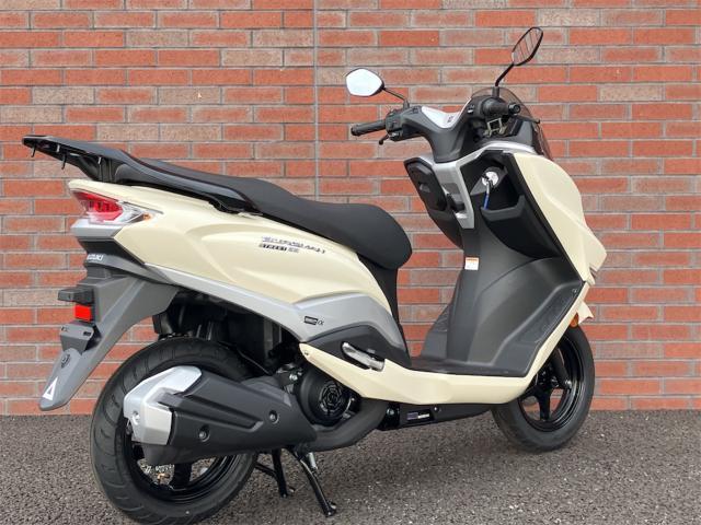 スズキ バーグマンストリート125EX パールグレイスホワイト