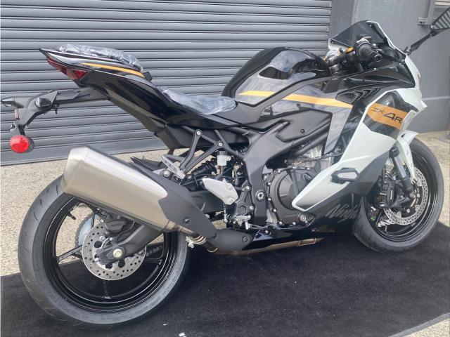 カワサキ Ninja ZX－4R SE 2026年モデル パールロボ