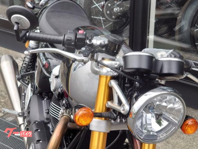 ＴＲＩＵＭＰＨ スラクストン１２００ＲＳ ジェットブラック／シルバー