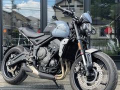 ＴＲＩＵＭＰＨ　トライデント６６０　ＭＹ２０２３　バックステップ付きカスタムペイント車