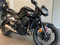 ＴＲＩＵＭＰＨ　ストリートトリプルＲ　新型　ファントムブラック　新車