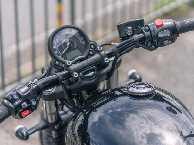 ボンネビル ボバー ジェットブラック 正規ディーラー中古車 ETC2．0 シートブラウン グリップヒーター フォワードステップ