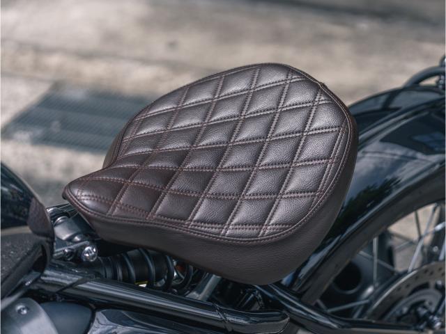 ボンネビル ボバー ジェットブラック 正規ディーラー中古車 ETC2．0 シートブラウン グリップヒーター フォワードステップ
