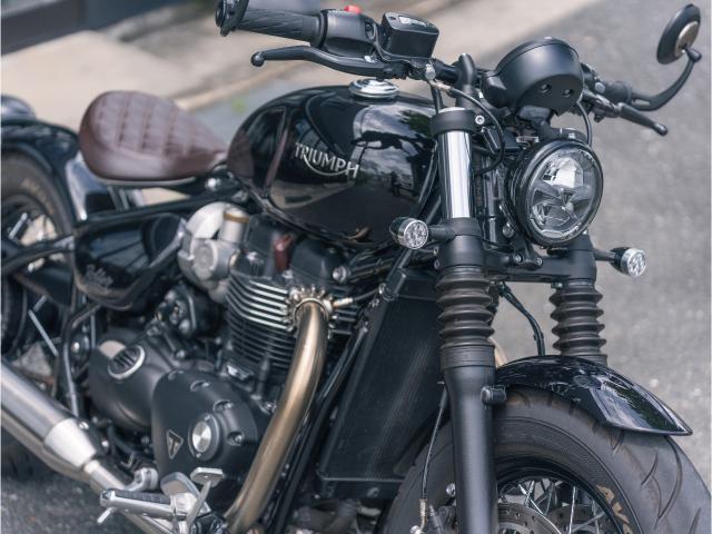 ボンネビル ボバー ジェットブラック 正規ディーラー中古車 ETC2．0 シートブラウン グリップヒーター フォワードステップ