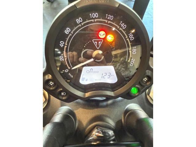 ボンネビル ボバー ジェットブラック／アッシュグレイ 正規ディーラー中古車