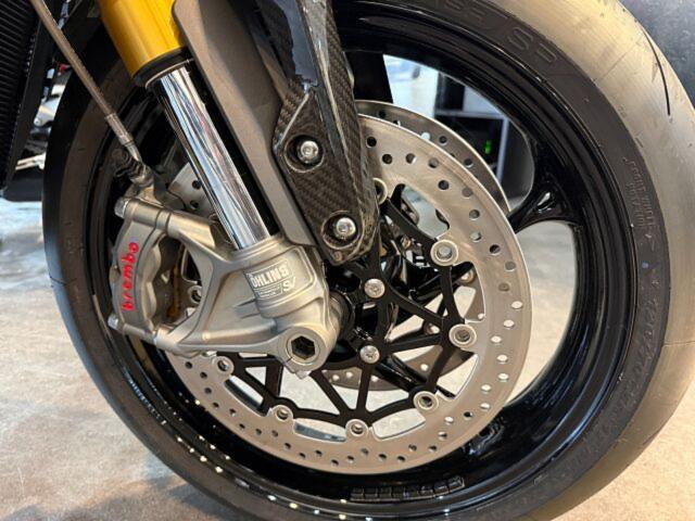 スピードトリプル1200RX 限定車 オーリンズ電子制御サスペンション ステアリングダンパー アクラポビッチマフラー