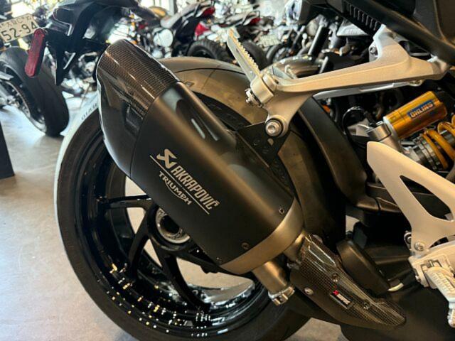 スピードトリプル1200RX 限定車 オーリンズ電子制御サスペンション ステアリングダンパー アクラポビッチマフラー