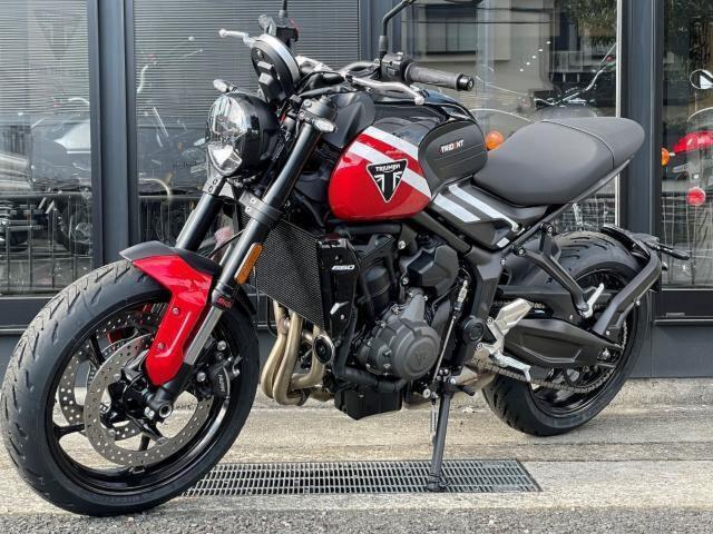 トライデント660 ディアブロレッド／サファイアブラック 登録済み未走行車
