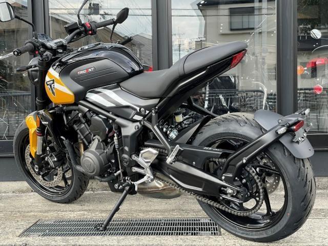 トライデント660 コズミックイエロー／サファイアブラック 登録済み未走行車