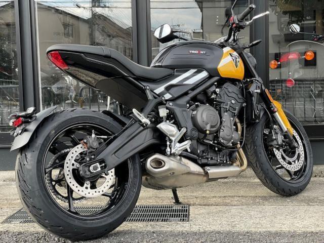 トライデント660 コズミックイエロー／サファイアブラック 登録済み未走行車