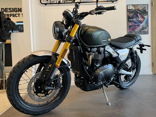TRIUMPH スクランブラー900 MY2026 マットカーキ