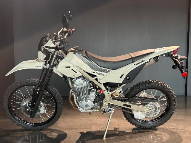 カワサキ KLX230シェルパ MY2025 ホワイティッシュ