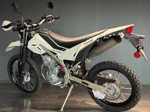 カワサキ KLX230シェルパ MY2025 ホワイティッシュ