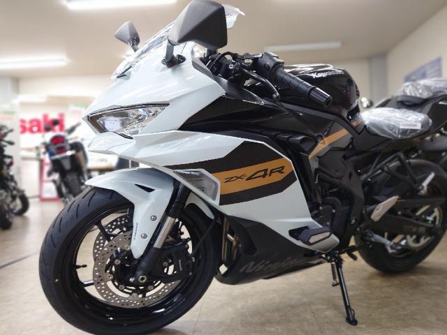 カワサキ Ninja ZX－4R SE 最新モデル パールロボティック