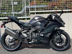 カワサキ　Ｎｉｎｊａ　ＺＸ−４Ｒ　ＳＥ　２０２５ＭＹ　クイックシフター　メタリックマットグラファイトグレー　・　メタリックフラットスパークブ