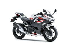 カワサキ　Ｎｉｎｊａ　４００　２０２６年モデル　パールロボティックホワイトｘメタリックマグネティックダークグレー