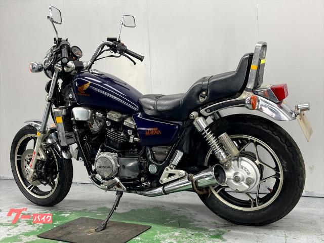 稀代のVF750マグナ、極上コンディションで出品 バイクで世界初の水冷90度V型4気筒エンジン搭載 ホンダ「VF750マグナ