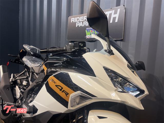 Kawasaki Ninja ZX-4R ホワイト/ブラック