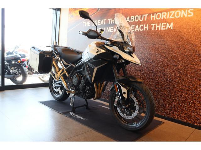 タイガー900GT PRO AKRAPOVICマフラー パニアケース付き