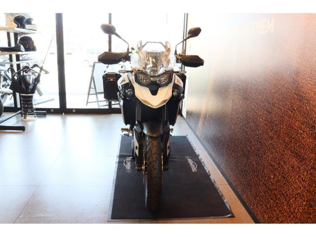 タイガー900GT PRO AKRAPOVICマフラー パニアケース付き
