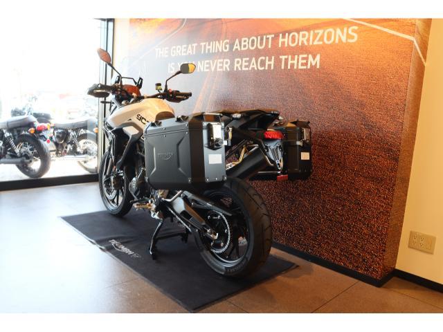 タイガー900GT PRO AKRAPOVICマフラー パニアケース付き