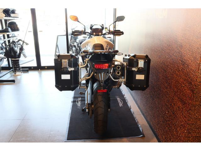 タイガー900GT PRO AKRAPOVICマフラー パニアケース付き