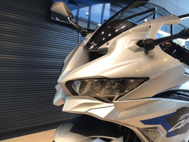 カワサキ ニンジャZX－4R フレームスライダー ヘルメットホルダー