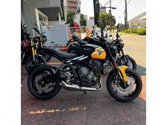 ＴＲＩＵＭＰＨ　トライデント６６０　Ｃｏｓｍｉｃ　Ｙｅｌｌｏｗ　／　Ｓａｐｐｈｉｒｅ　Ｂｌａｃｋ
