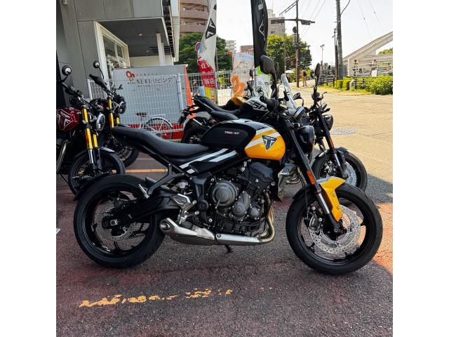 トライデント660 Cosmic Yellow ／ Sapphire Black
