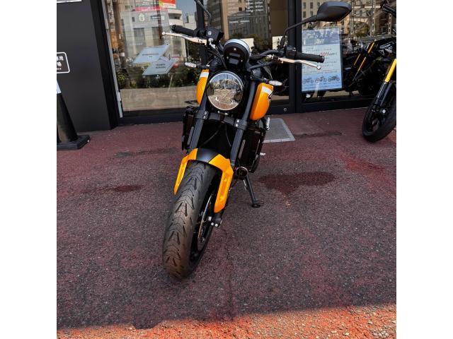 トライデント660 Cosmic Yellow ／ Sapphire Black