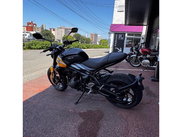 トライデント660 Cosmic Yellow ／ Sapphire Black