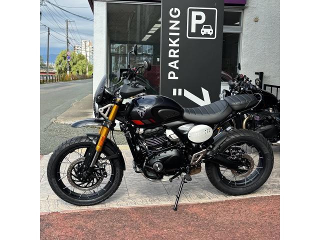 スクランブラー400XC／チューブレススポークホイール／アンダーガード標準装備