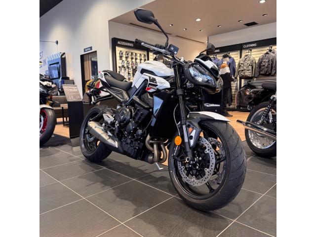ストリートトリプル765R／2025モデル／認定中古車／120馬力／80Nm／クイックシフター／純正オプション付属