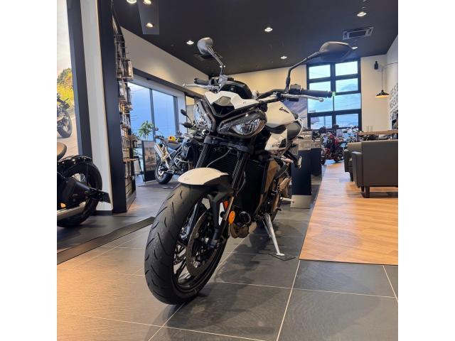 ストリートトリプル765R／2025モデル／認定中古車／120馬力／80Nm／クイックシフター／純正オプション付属