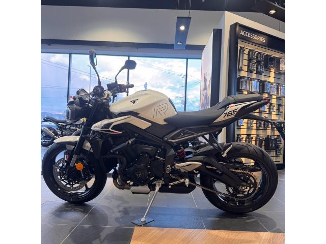 ストリートトリプル765R／2025モデル／認定中古車／120馬力／80Nm／クイックシフター／純正オプション付属