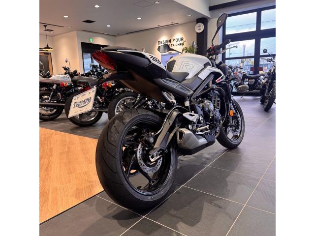 ストリートトリプル765R／2025モデル／認定中古車／120馬力／80Nm／クイックシフター／純正オプション付属