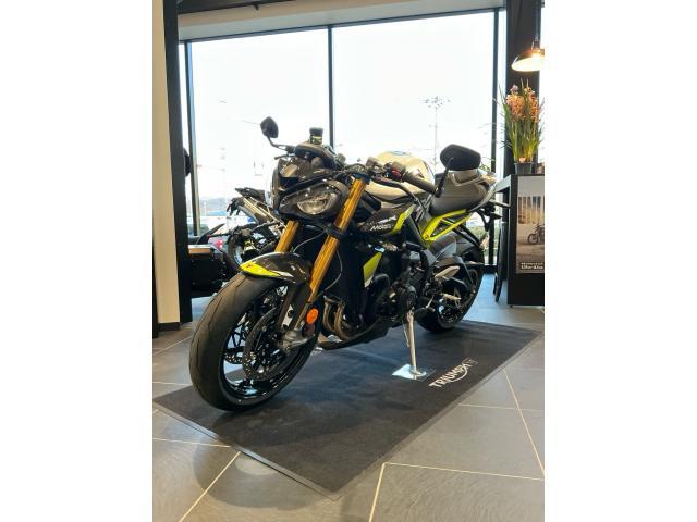 ストリートトリプル765 モト2エディション／限定モデル／シリアルナンバー入り／130馬力／サーキット対応モード／専用パッケージ