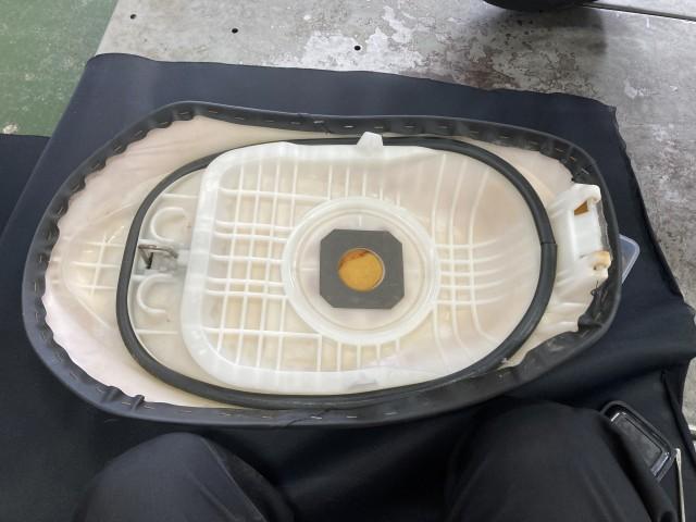 まずは裏の金具を外します