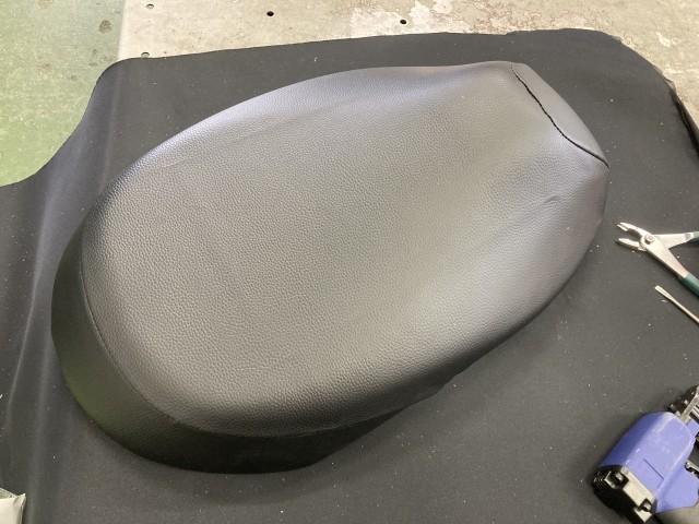 しわの無いように裏で金具で止めて修理完了