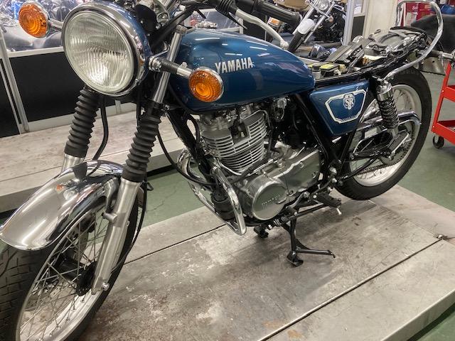 SR400に3点用品を取付します