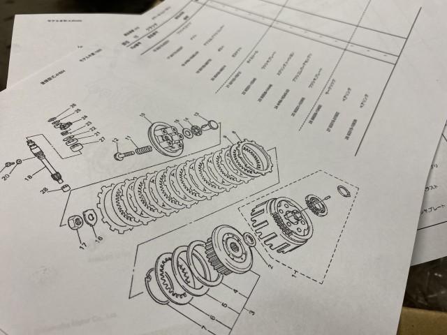 クラッチが滑るヤマハＸＪＲ４００クラッチ板の交換依頼で入庫ですが、クラッチカバーの内側はパーツが焼けて総取り換え状態です（ＢＵＲＳＴ  ＣＩＴＹの作業実績 2022/04/26）｜バイクの整備・メンテナンス・修理なら【グーバイク】