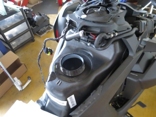 燃料ポンプを取り外します