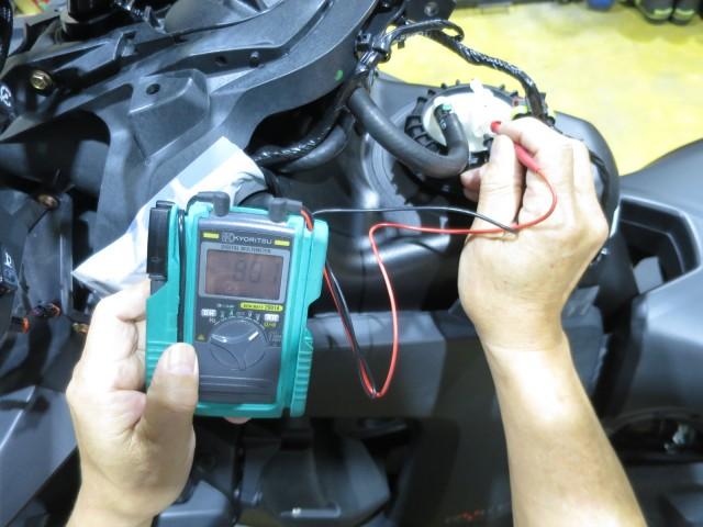 燃料ポンプの抵抗値を図ります。基準値を外れているので、どうやらポンプモーター本体か、そこと繋がっているインペラー部がスタックしているようです・・・