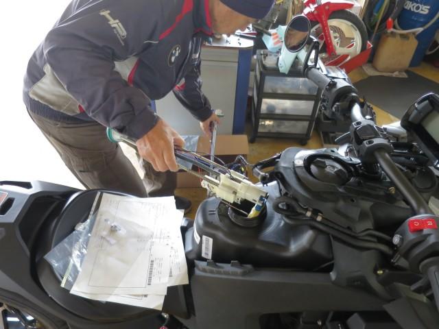 燃料ポンプはアッセンブリーの為、丸ごと交換になります。