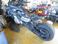 故障診断の結果、コンプレサー単体異常が伺わしいです。サイドカバーはもちろん、リアセクションもバラします。