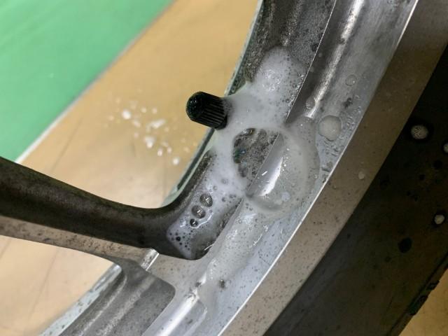 バルブステムからも漏れますよね