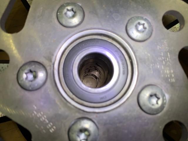 ホイール内のカラーも腐食しています
