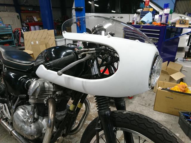 KAWASAKI W650 カフェレーサー ロケットカウル取り付け ステー制作