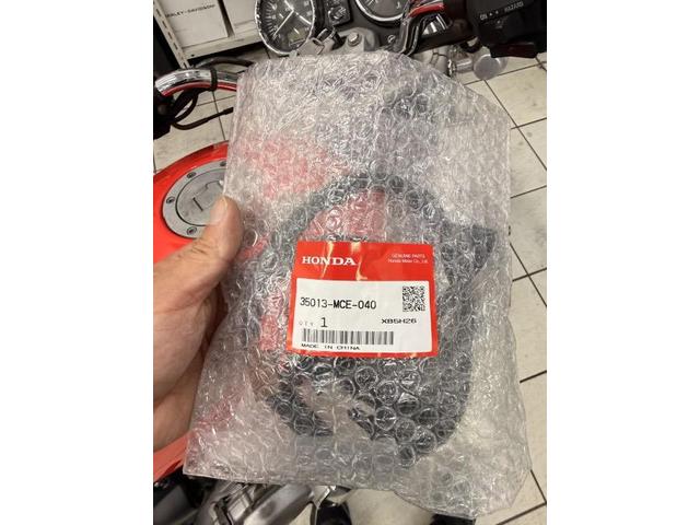 安心のＨＯＮＤＡ純正！　ＮＣ３９用を使用。
修理車両はＮＣ３６です。