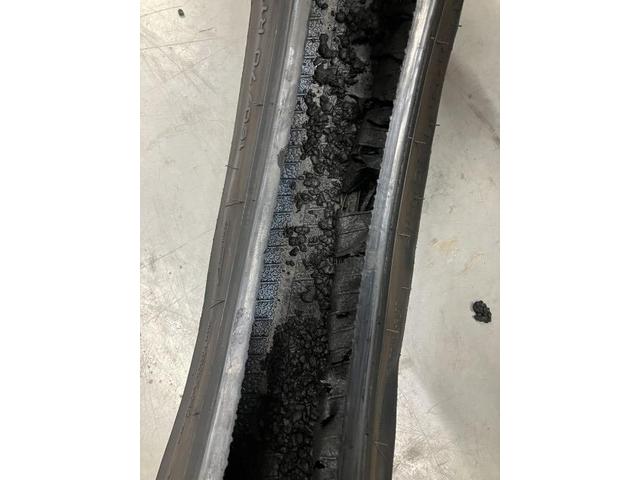 バーストしたタイヤの内部